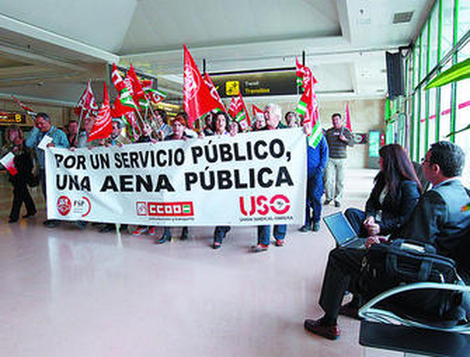 Un momento ayer de la protesta en el aeropuerto jerezano.