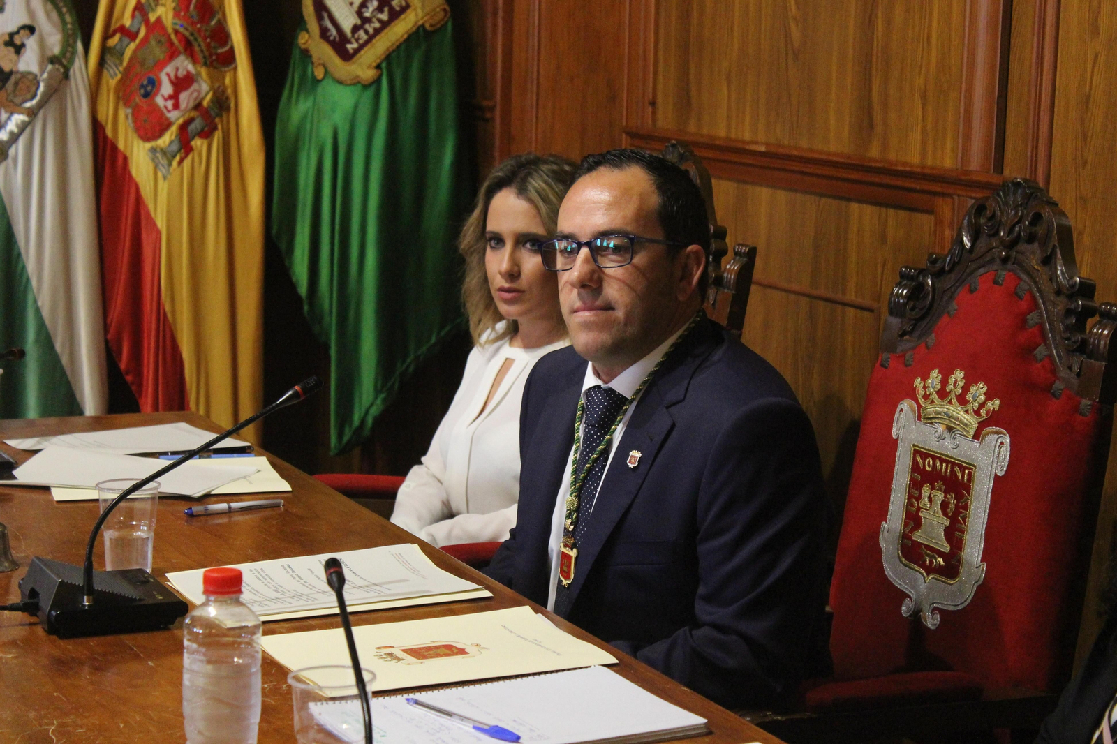El alcalde de Vejer, Manuel Flor, durante un pleno municipal.