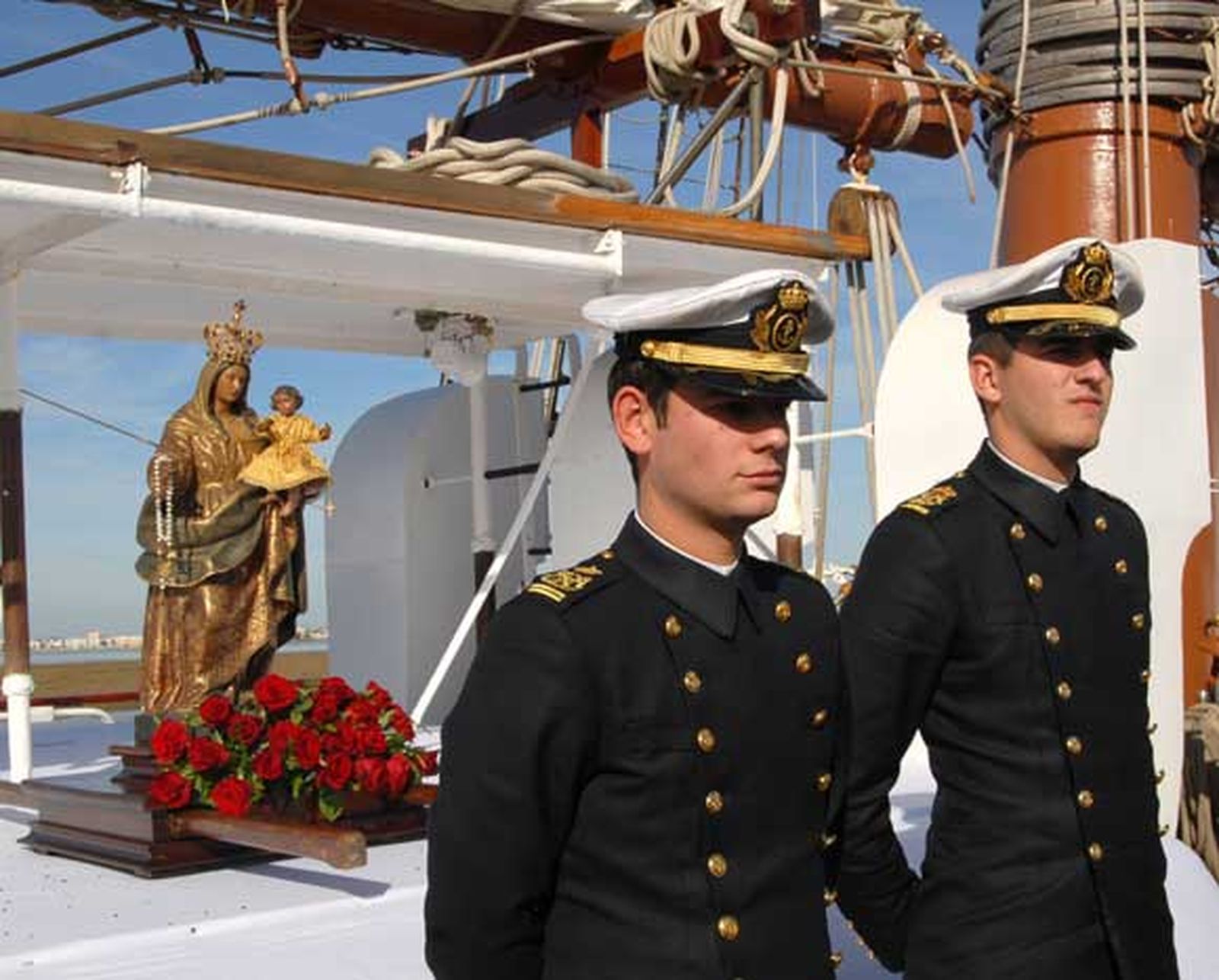 San Fernando despide en el Arsenal de La Carraca al buque escuela de la Armada, que partió de forma excepcional en uno de los primeros grandes actos conmemorativos del 2010

Foto: Javier Gonzalez