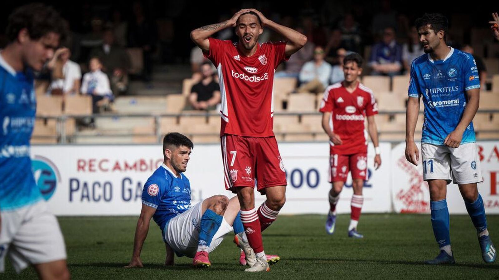 Diego Domínguez lamenta una ocasión fallada en el derbi.