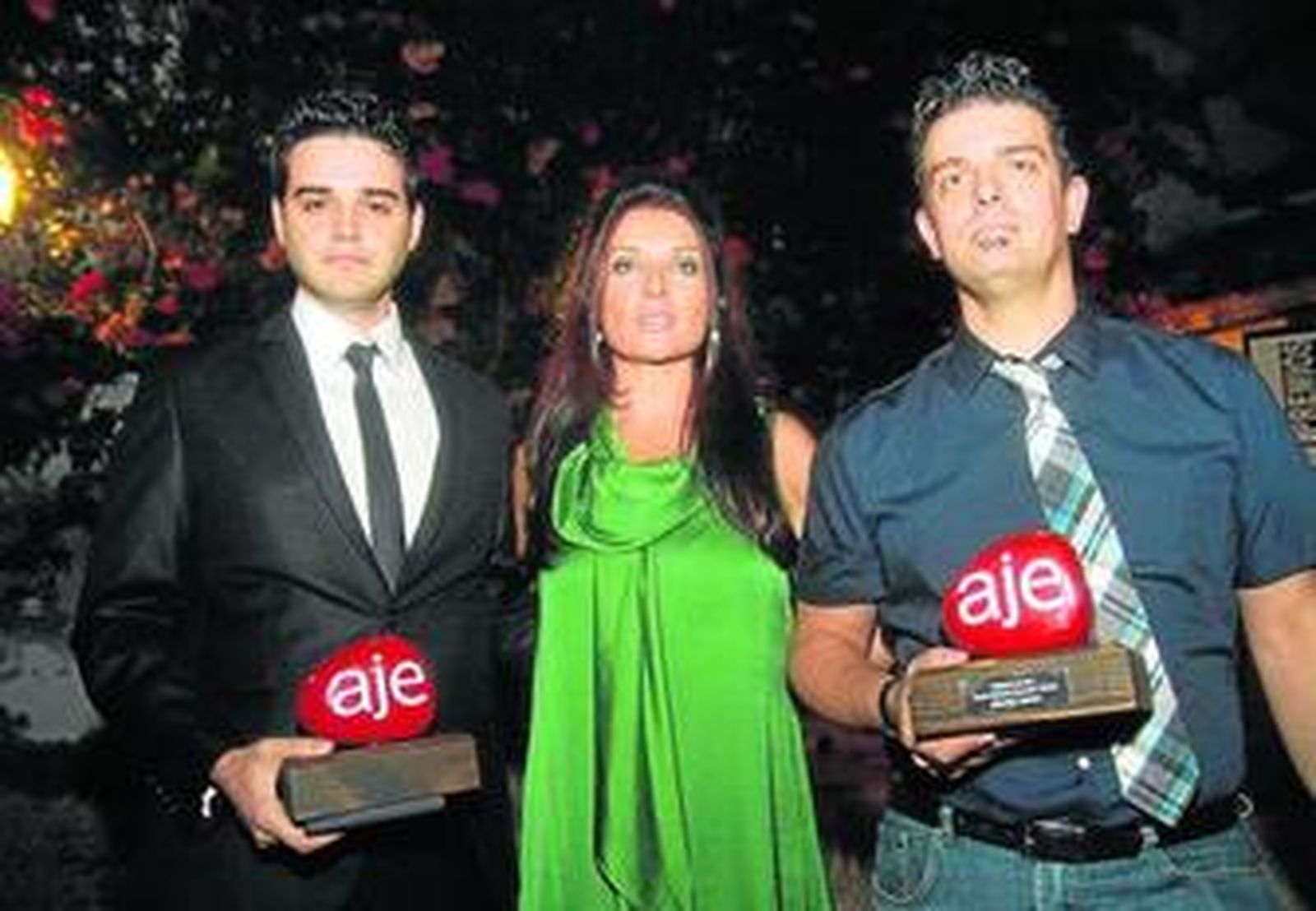 David Requena (izda.) y Francisco Tamaral, con la presidenta de AJE, Marisol Chacón.
