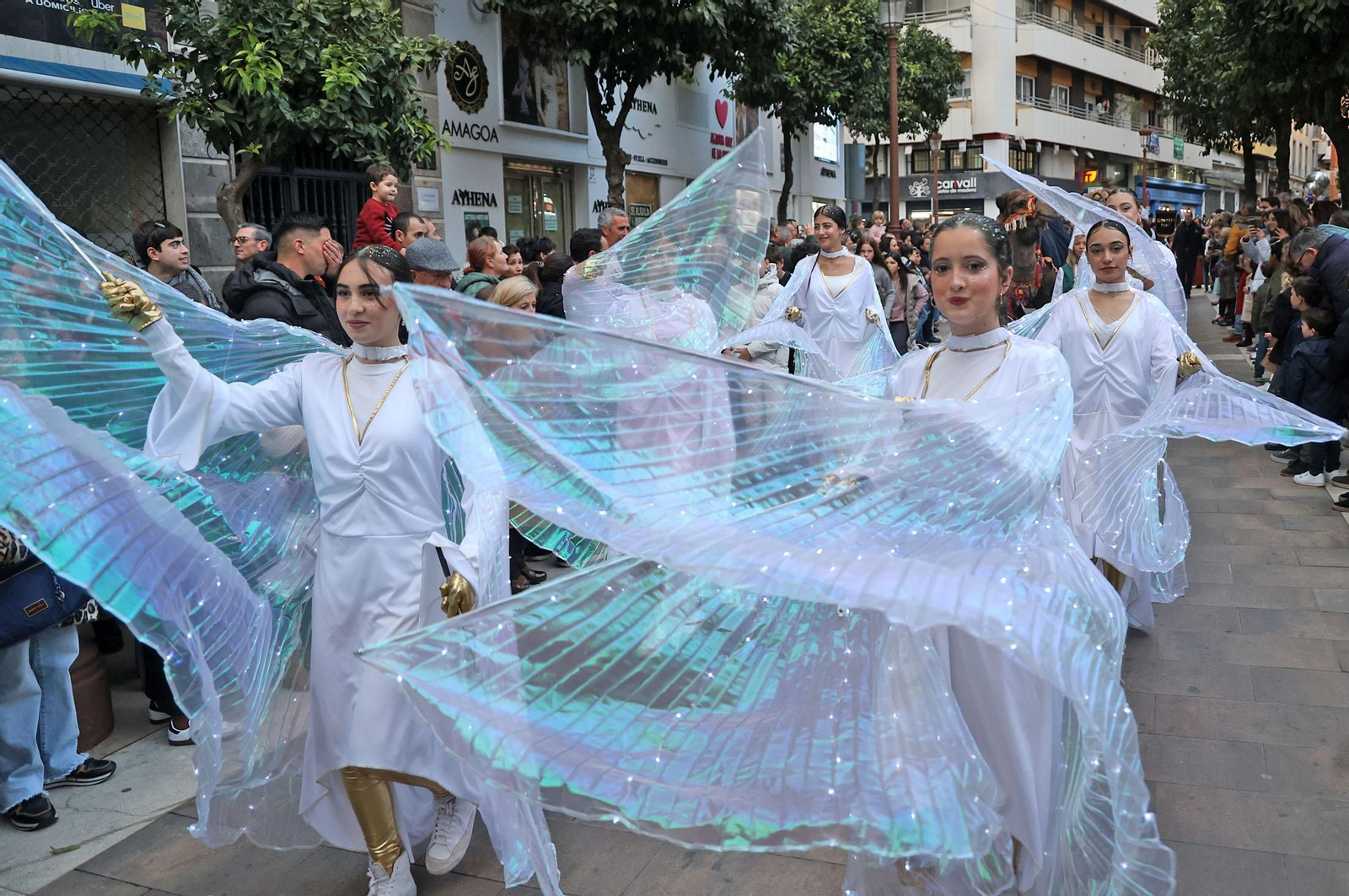 Imágenes del Heraldo Real anunciando la llegada de los Reyes Magos a Huelva