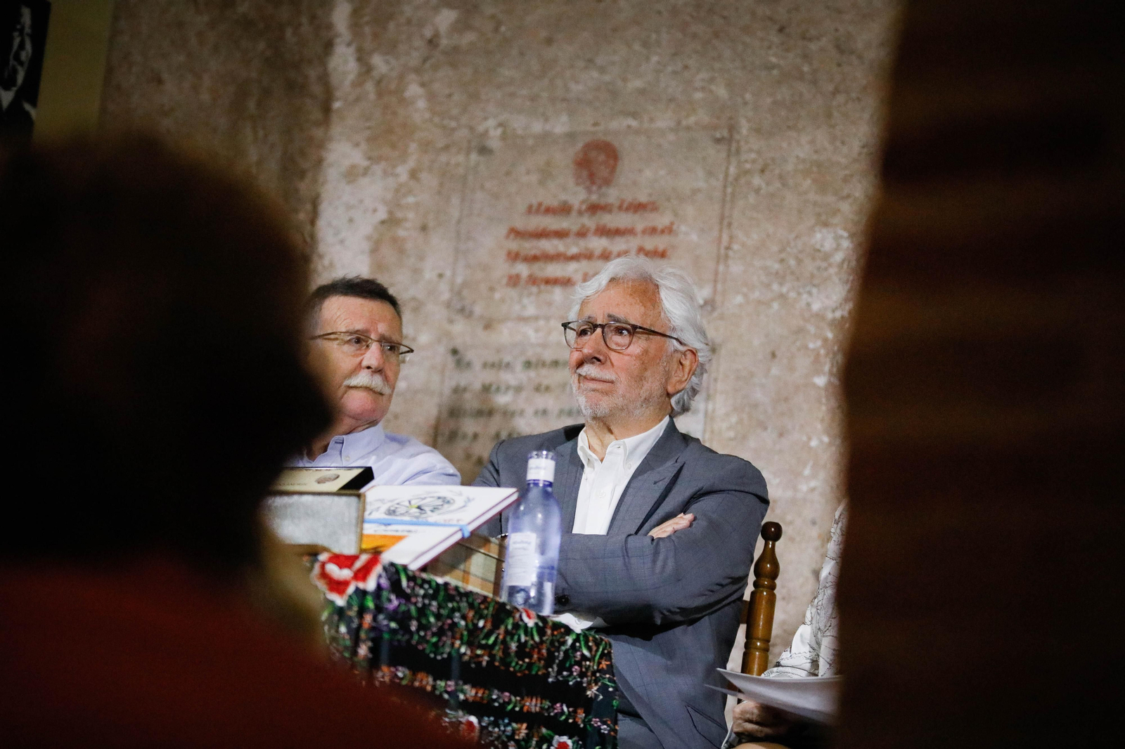 Entrega de Anagrama de Oro y Brillantes de la Ciudad de Almería a Andrés Caparrós en imágeness