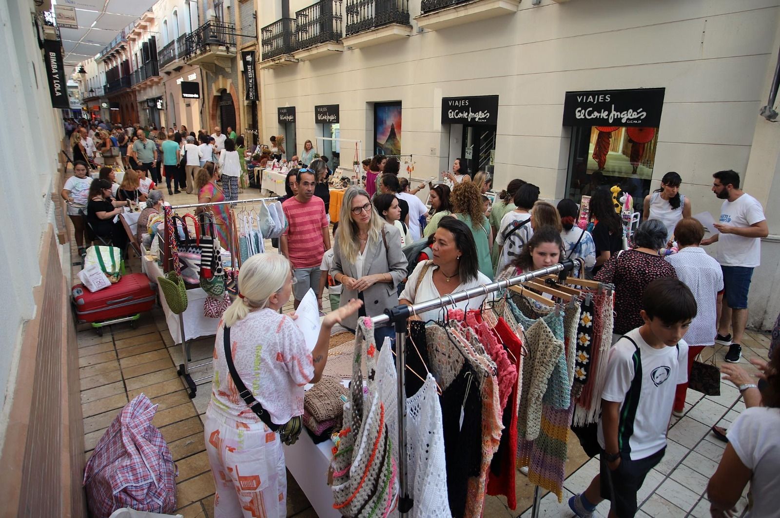 La calle Concepción se llena de vida con numerosos puestos de artesanía.