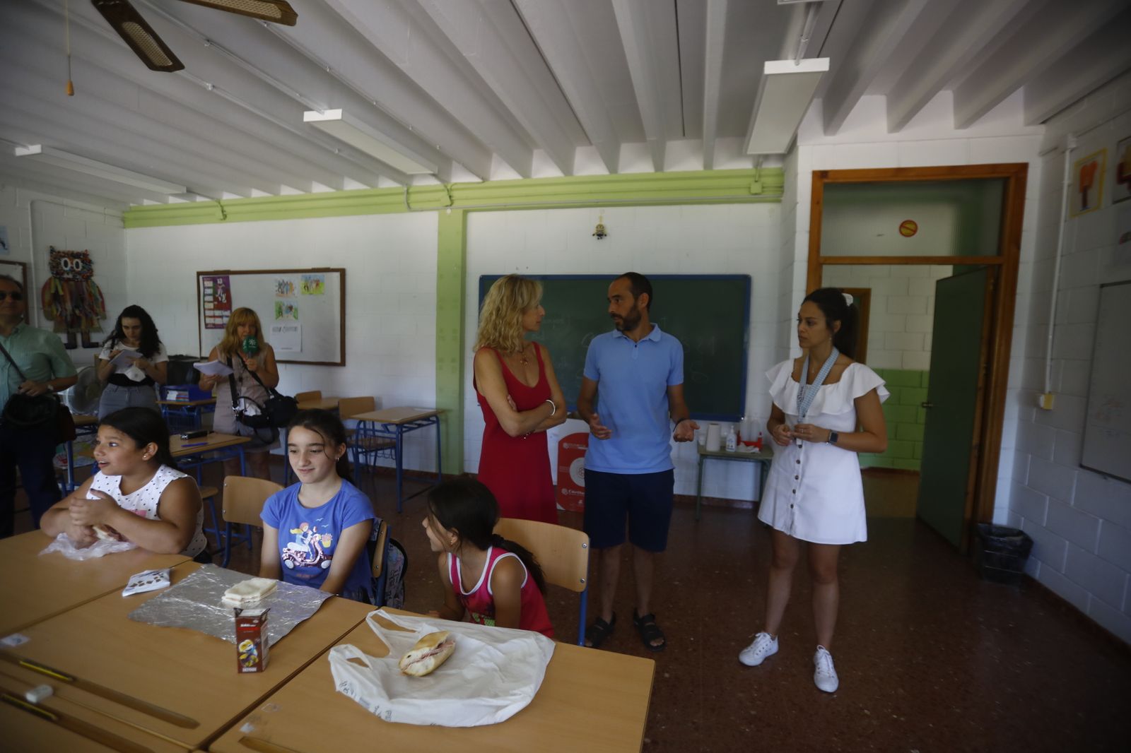 La delegada de Educación y Deporte de la Junta en Córdoba junto a docentes y alumnos