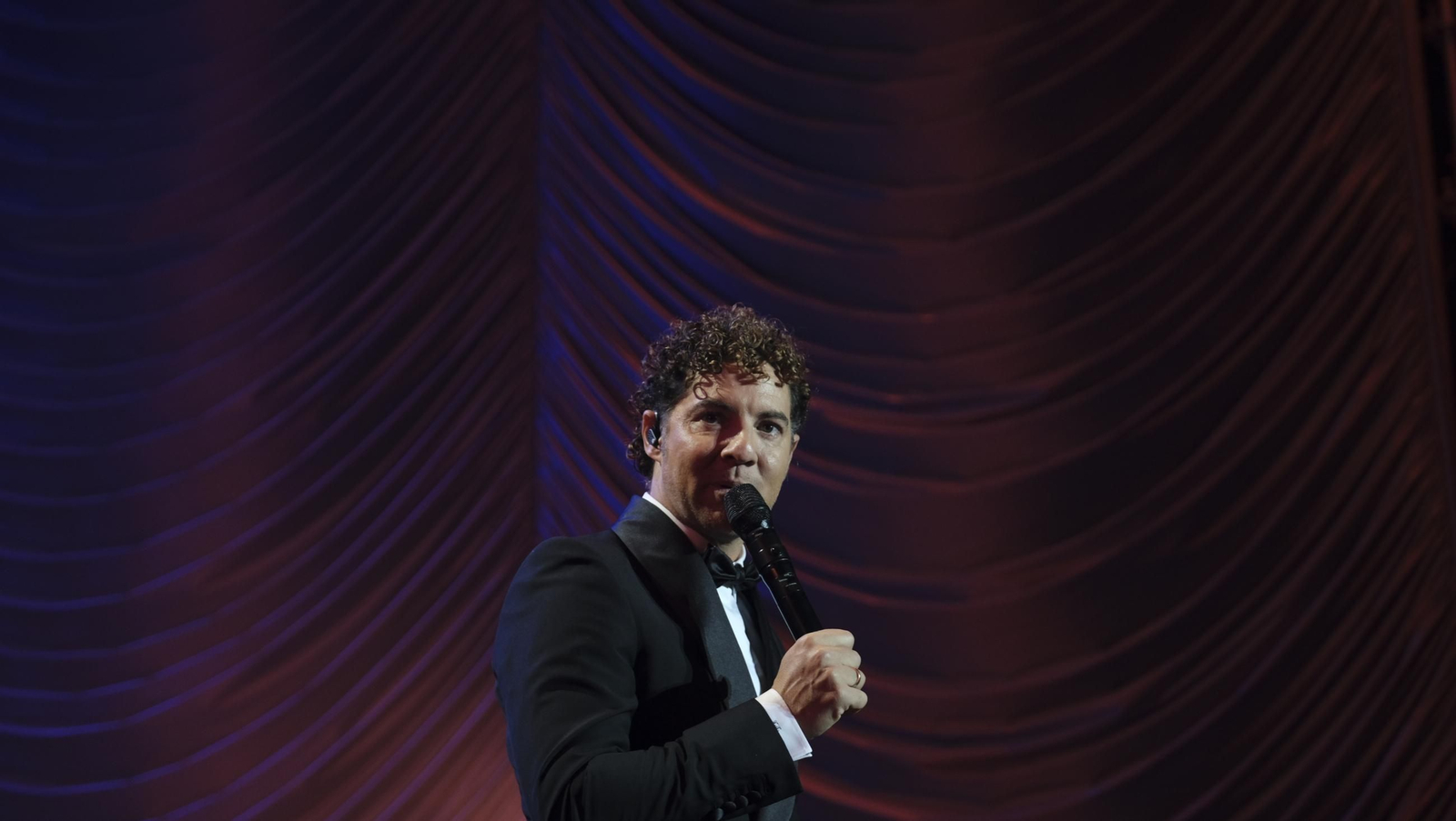 David Bisbal enamora a su Almería en el inicio de la gira 'Todo es Posible en Navidad', en fotografías