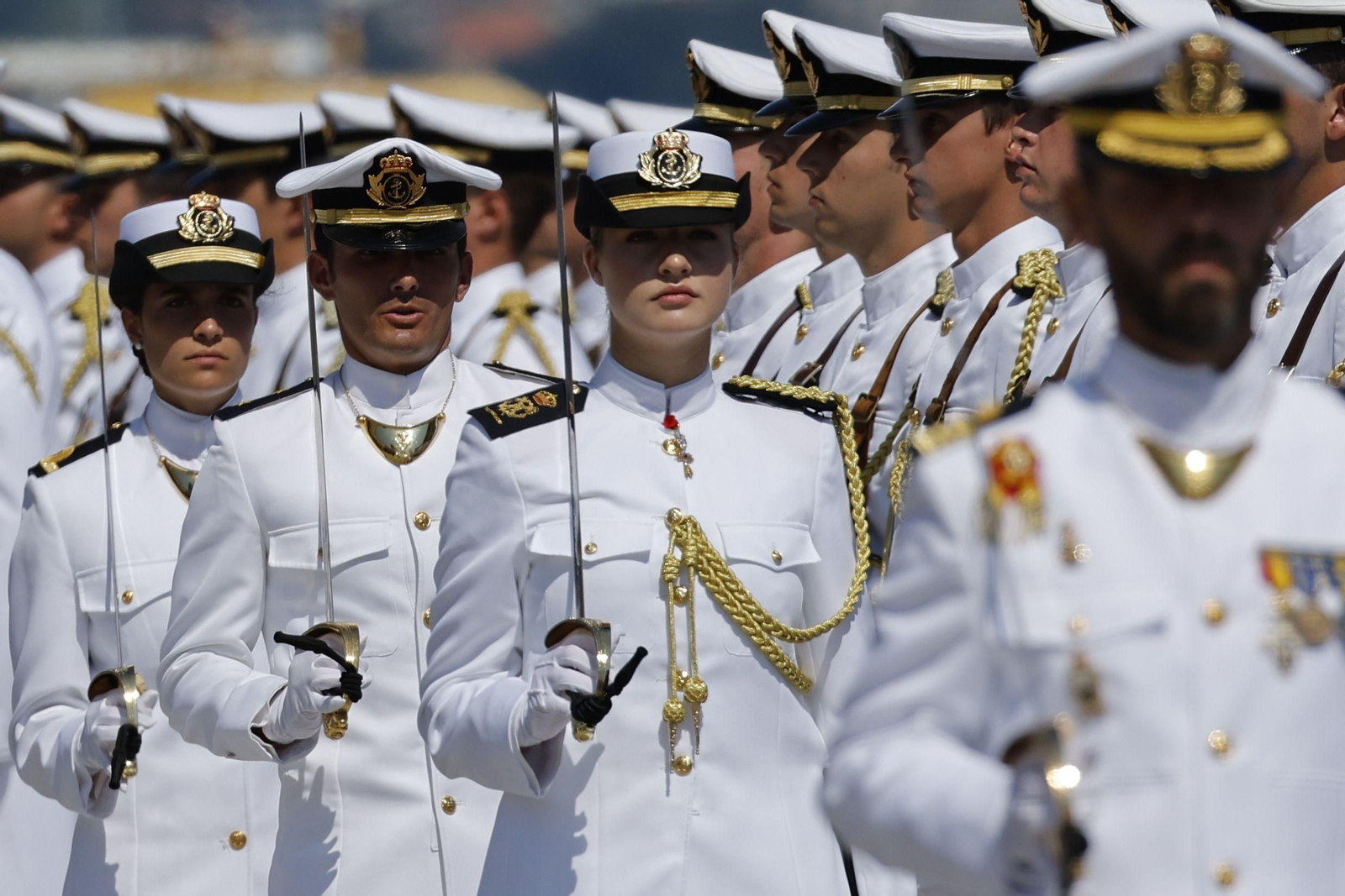 La princesa Leonor termina su formación en la Armada recibiendo de manos de su padre la Cruz al Mérito Naval