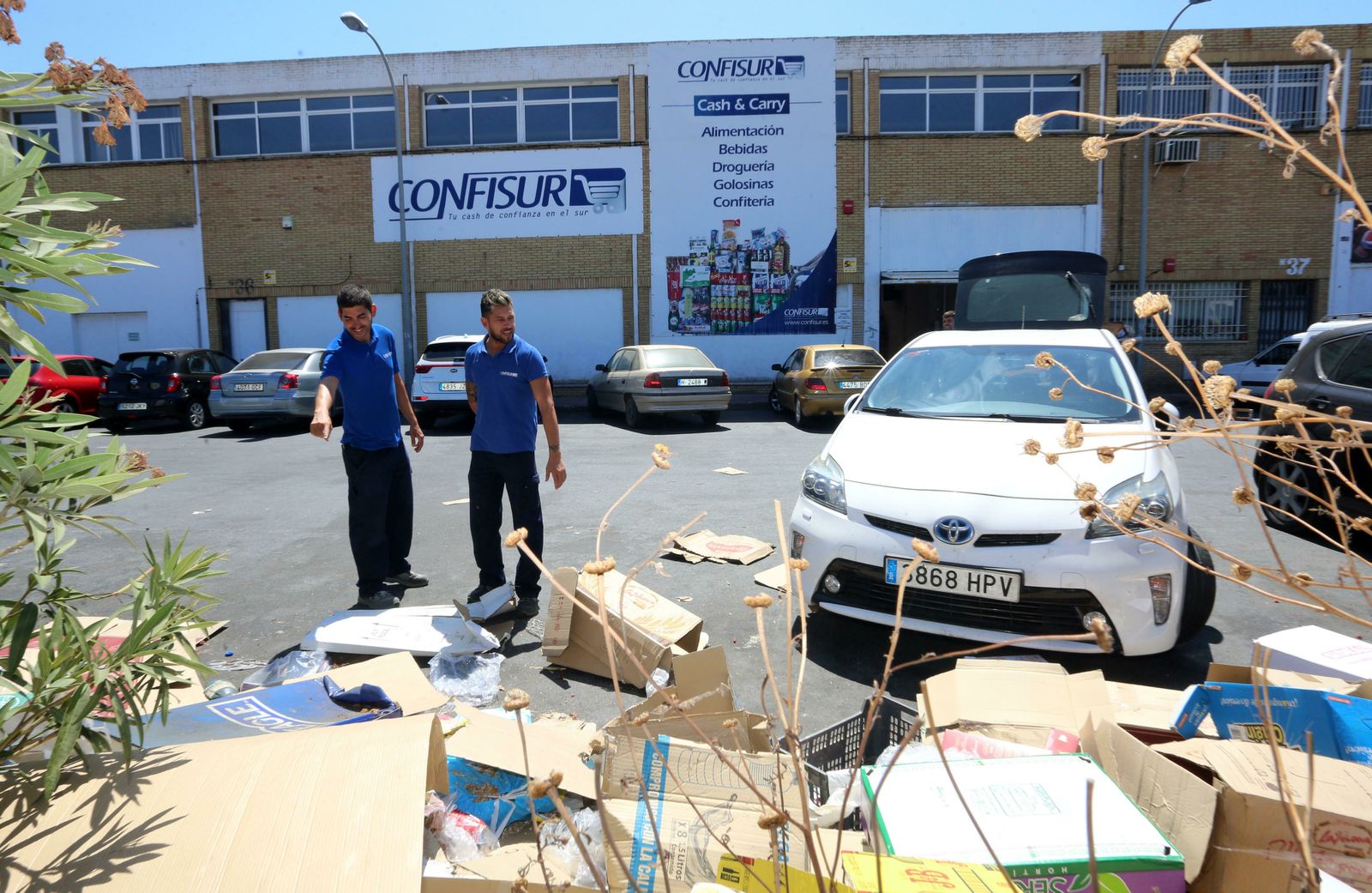 Dos trabajadores de Confisur muestran la basura acumulada antes de la limpieza realizada por el Ayuntamiento.
