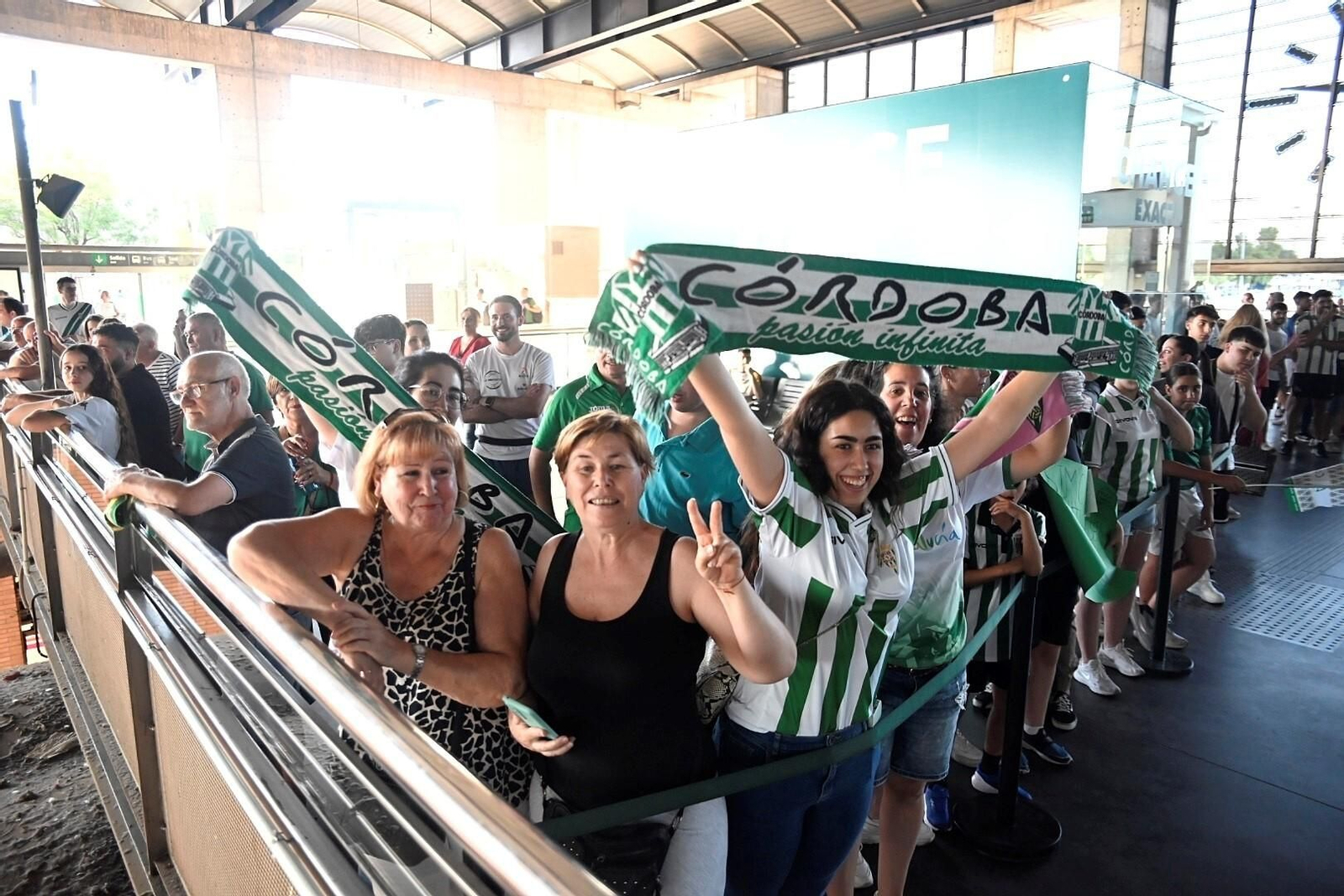 Las mejores fotos del recibimiento al Córdoba CF tras su partido en Barcelona