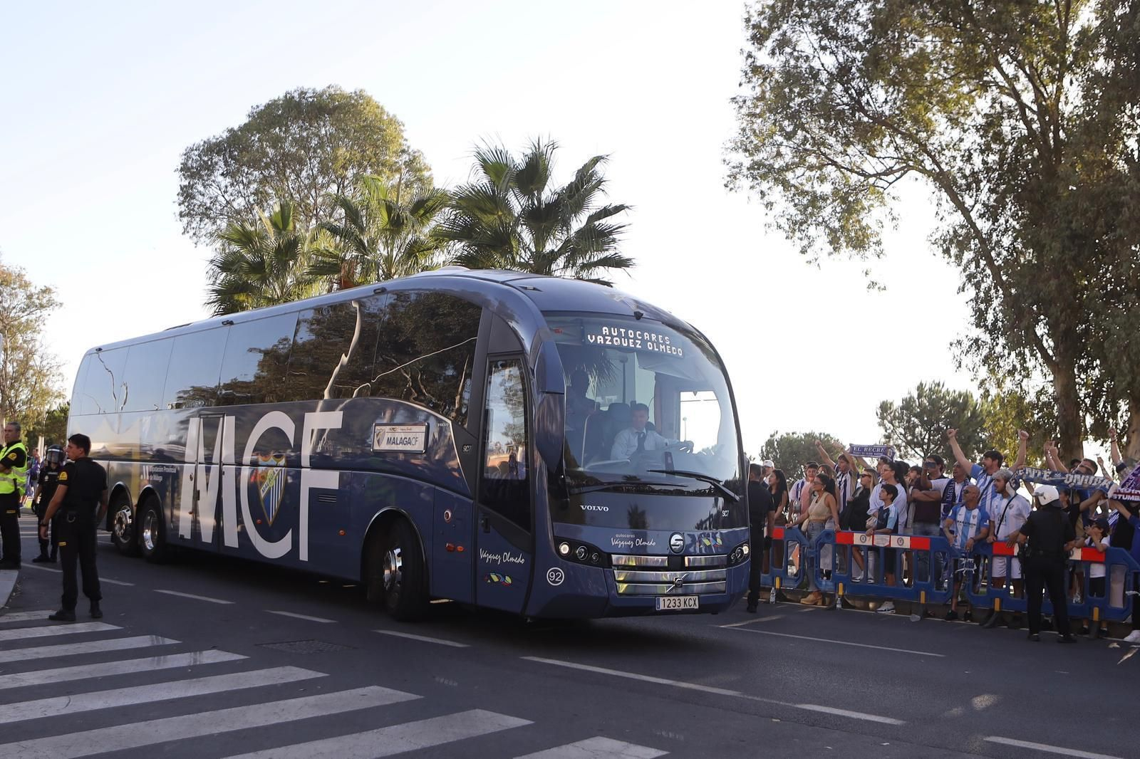El recibimiento al Málaga CF en Huelva, en imágenes
