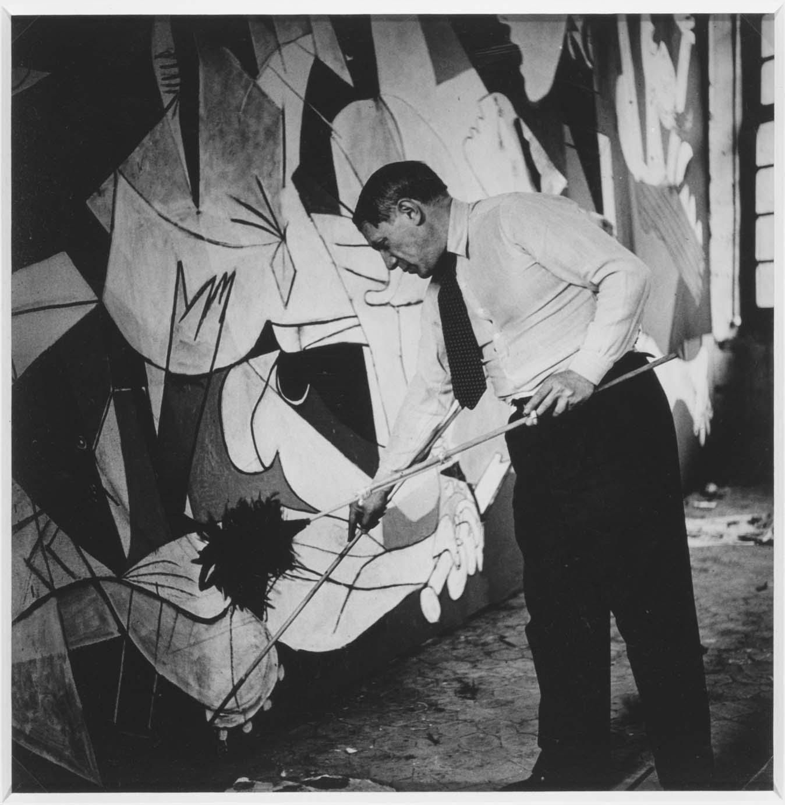 Picasso, en 1937, fotografiado por Dora Maar, en plena realización de 'Guernica'.