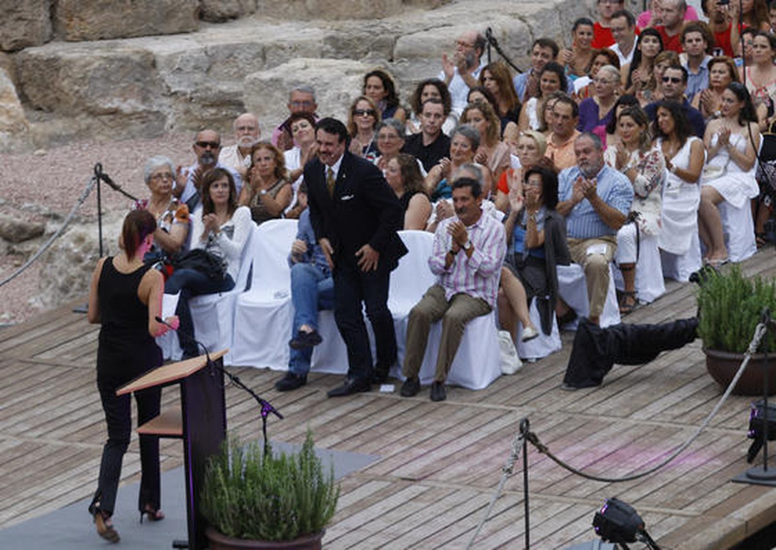 Las gradas del coliseo estrenaron aforo ante unos 400 invitados a un acto simbólico como la guitarra de Daniel Casares y el predicado de Carlos Álvarez como reclamo

Foto: Sergio Camacho