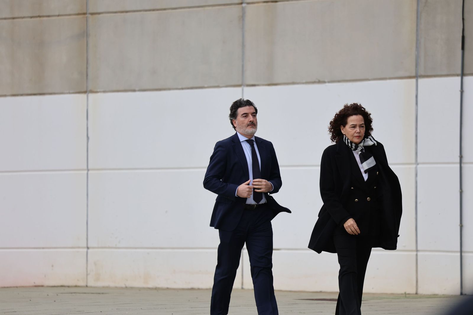 Fotografías de la llegada de Juanma Moreno, Feijóo y todas las autoridades al funeral por las víctimas de Adamuz en Huelva