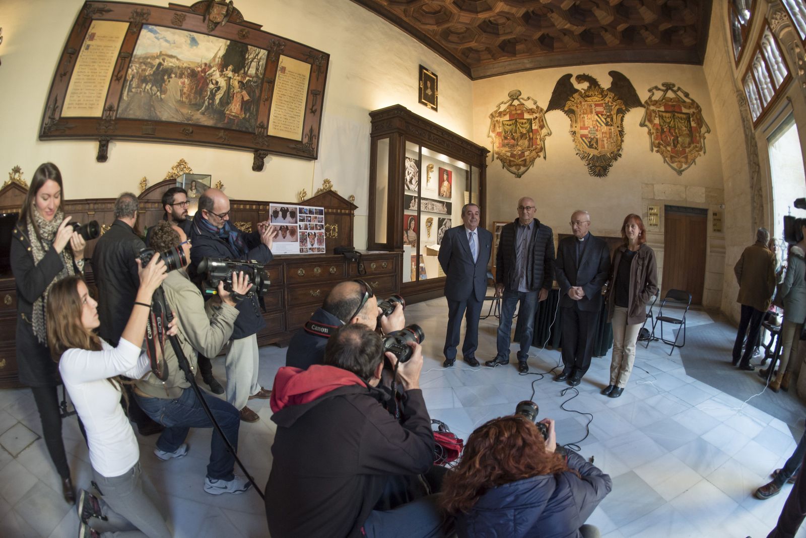 1. Aspecto de los tres escudos restaurados, instalados antes de que Carlos se convirtiera en emperador 2. La restauradora, Beatriz Martínez, muestra el proceso de trabajo. 3. Manuel Reyes, con los responsables del trabajo.