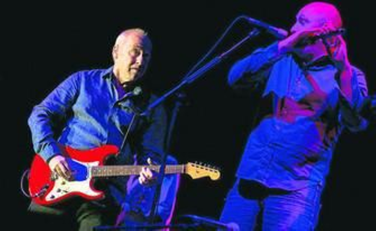 Mark Knopfler y uno de sus muchachos, ayer en La Malagueta.