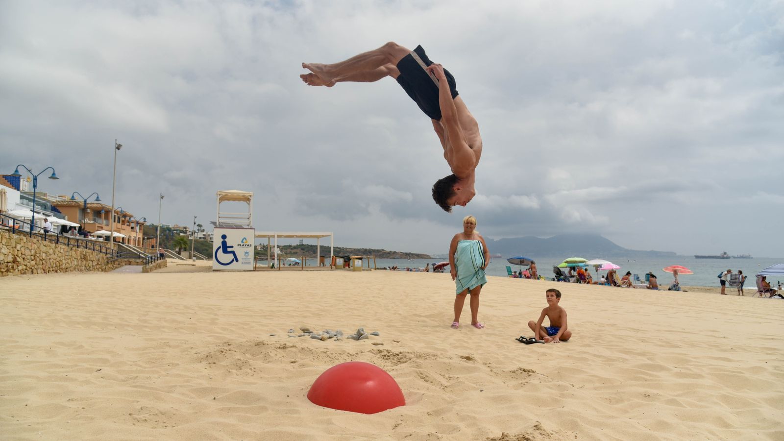 Mañana de calistenia en la playa de Getares