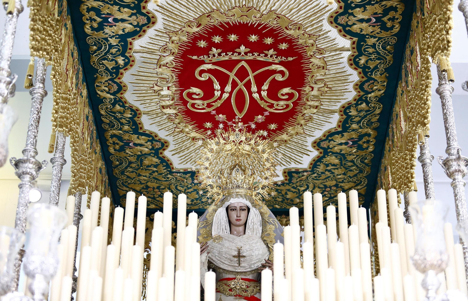 Las fotos del Lunes Santo en Málaga: la devoción en el barrio de La Trinidad