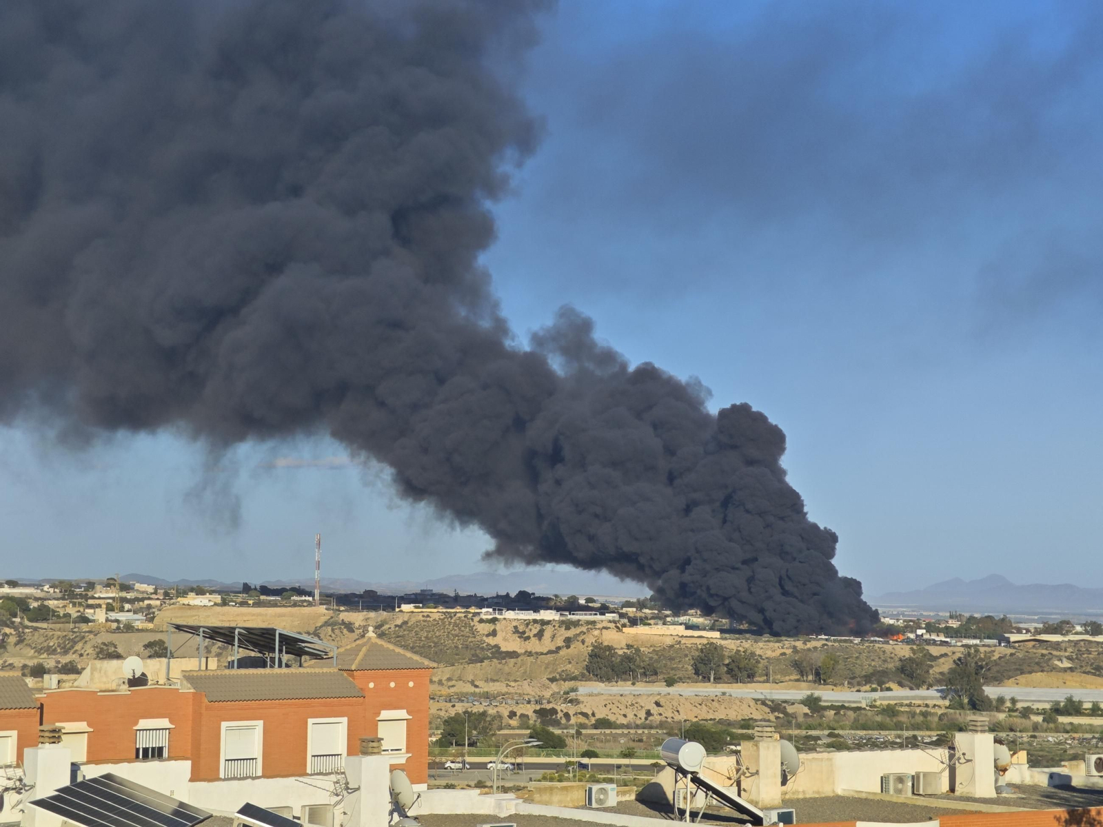 Las imágenes del incendio de la planta de reciclaje en Almería