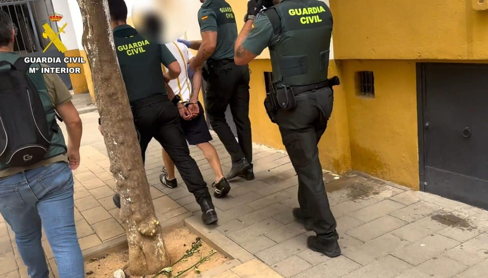 El momento de la detención de los sospechosos por el doble crimen de Carmona