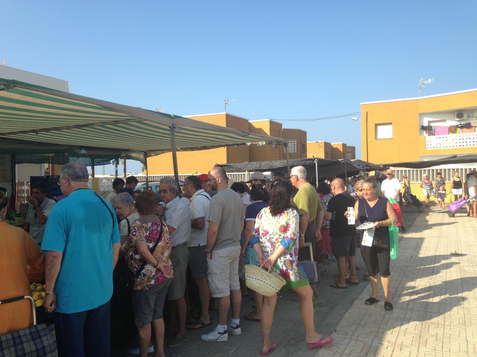 El mercadillo de Cabo de Gata se celebró hasta  2013 junto a la carretera hacia Las Salinas.