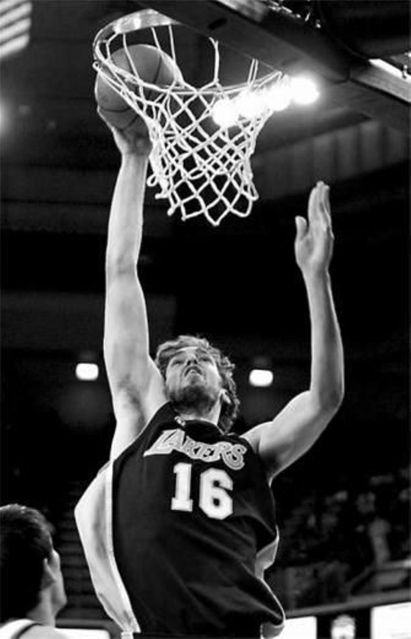 Pau Gasol lanza a canasta en un lance del partido de ayer.