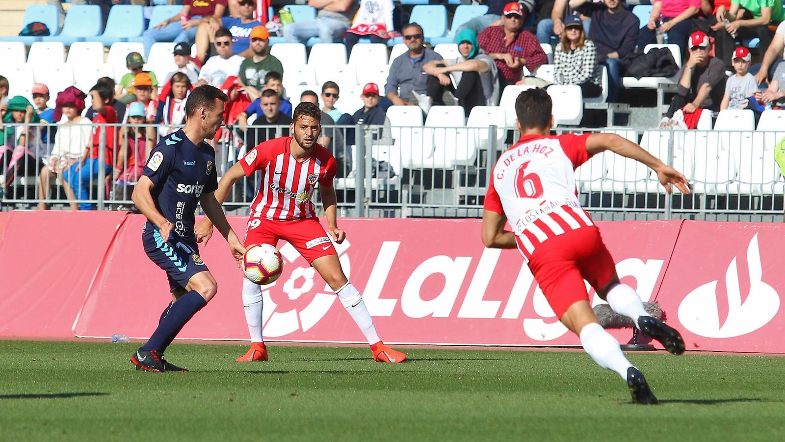 De la Hoz y Martos, a recuperar un balón.