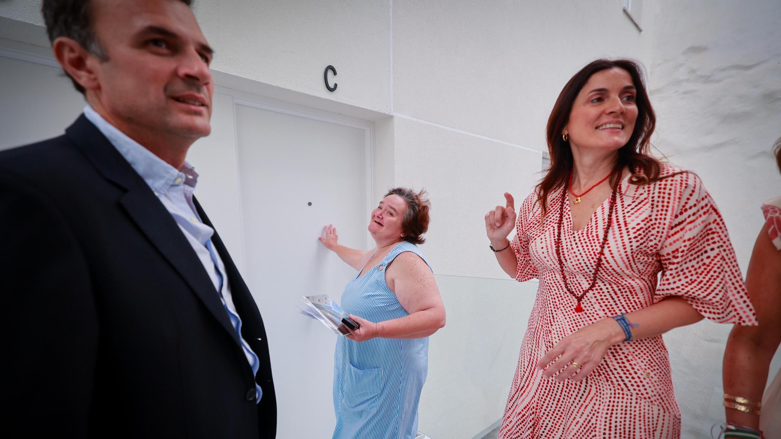 Una mujer entra en su piso de alquiler ante el alcalde de Cádiz y la concejala de Vivienda.