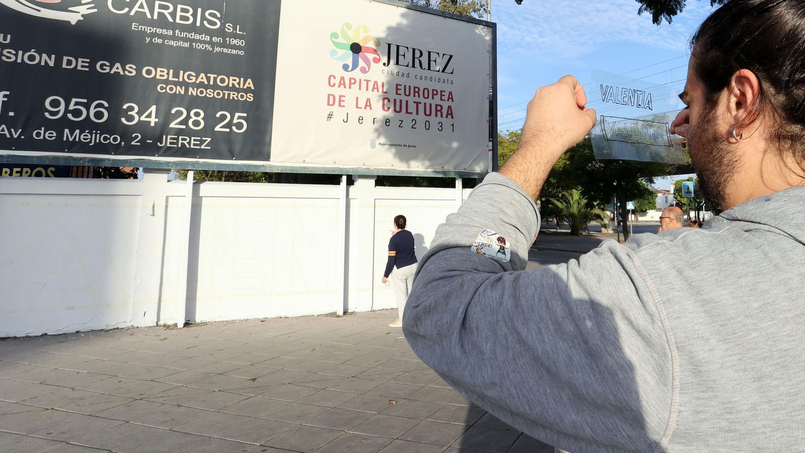 Imágenes del grafiti 'Valentía' en homenaje a las víctimas de la DANA