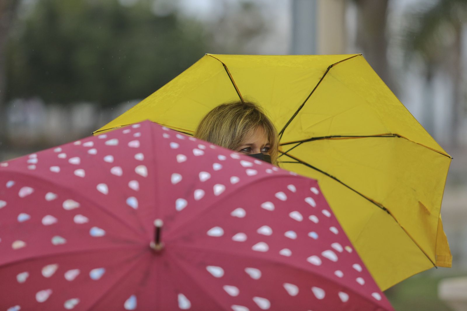 Una mujer se protege de la lluvia la pasada semana.