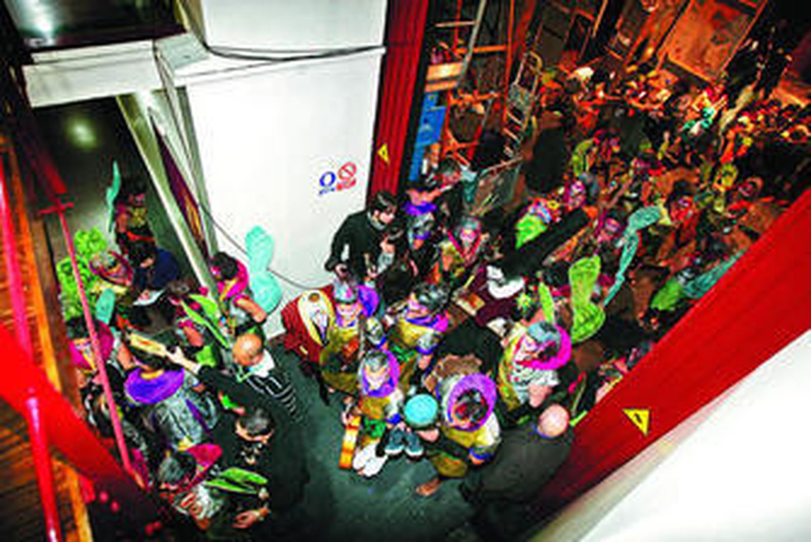 El coro 'Seguimos dando la vara' sale del escenario tras completar una buena actuación.