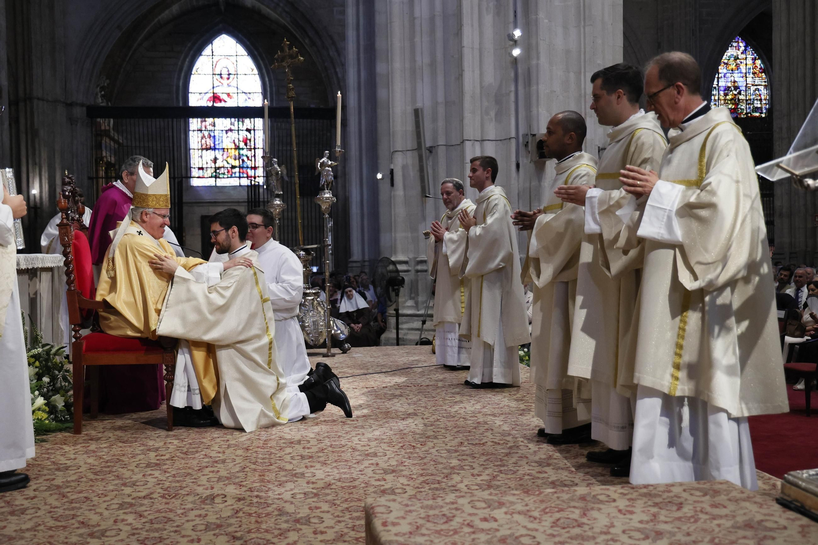 La ordenación de seis nuevos diáconos, entre ellos el Hermano Pablo, secretario del Cardenal Amigo