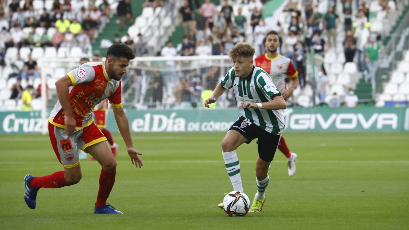 Simo encara a un jugador del Antequera en la primera parte.