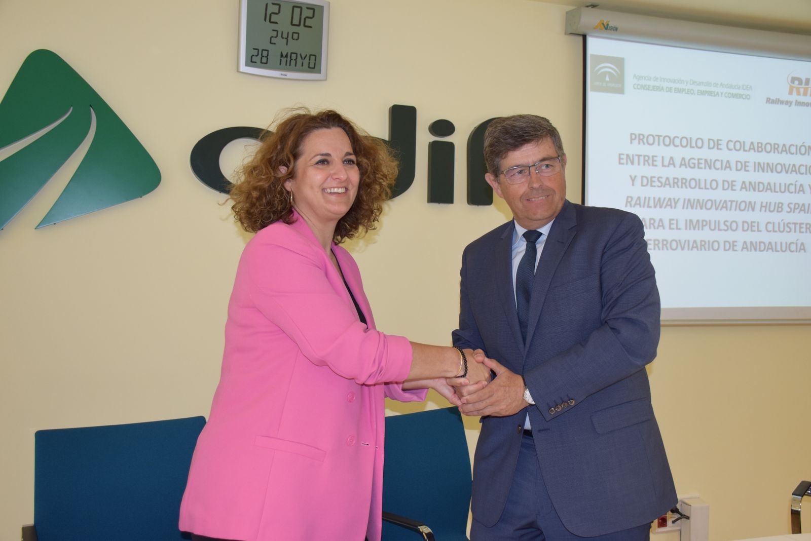 La viceconsejera de Empleo y Comercio junto al  presidente de la Asociación The Railway Innovation Hub Spain