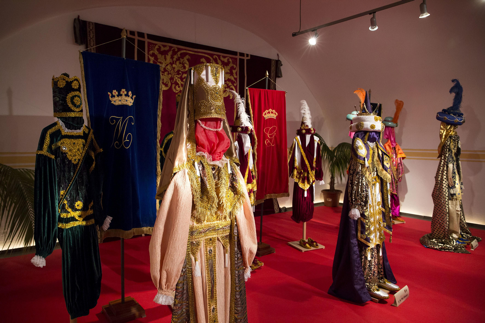 Los trajes de los Reyes Magos y sus pajes expuestos en la sede de la Agrupación de Cofradías.