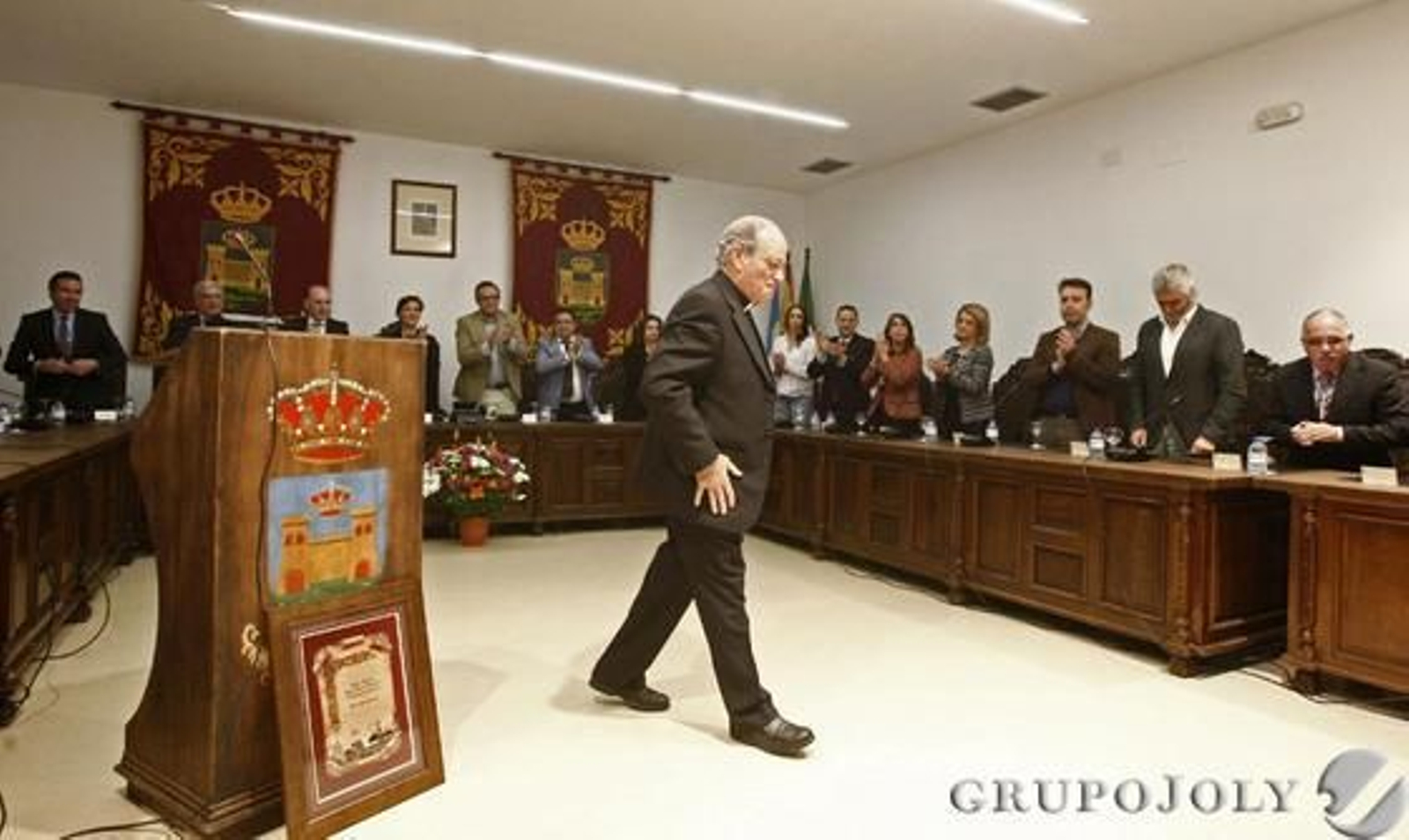 El Ayuntamiento de La Línea nombra Hijo Predilecto al arcipreste de la ciudad, que solicita unión "para sacar el pueblo adelante".

Foto: Paco Guerrero