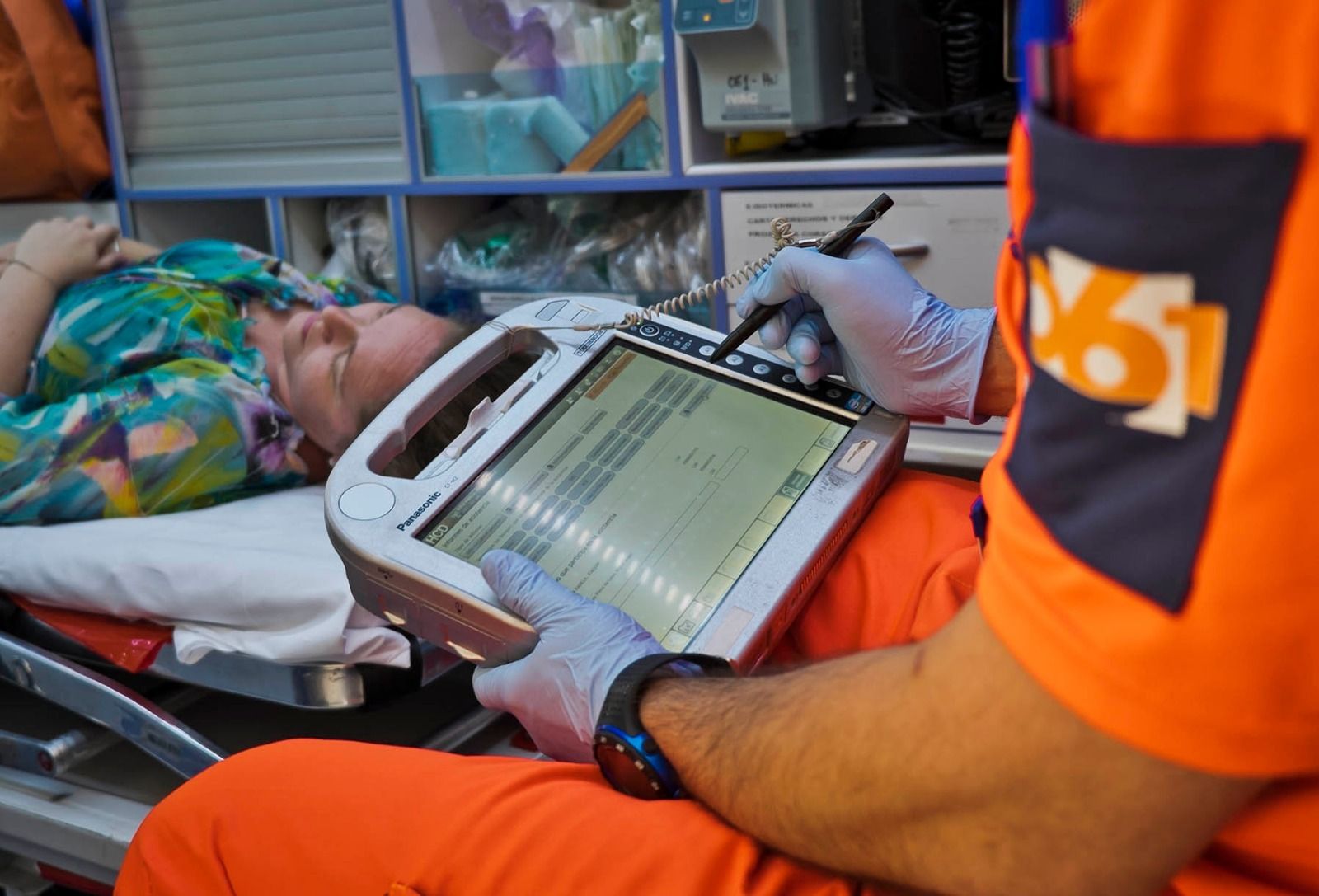 Un sanitario del 061 atiende una emergencia