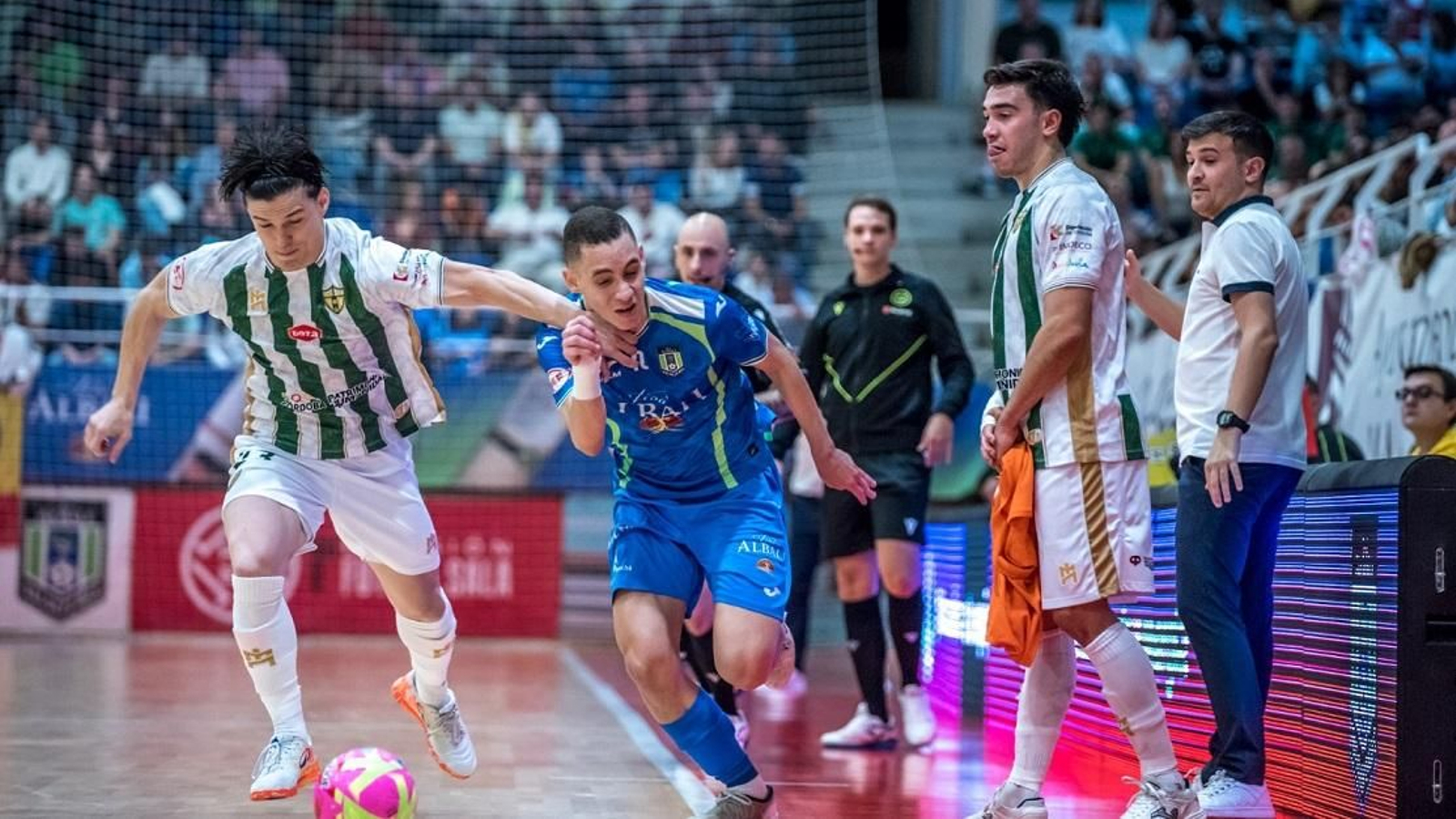 Murilo Duarte pugna con un jugador del Viña Albali Valdepeñas.