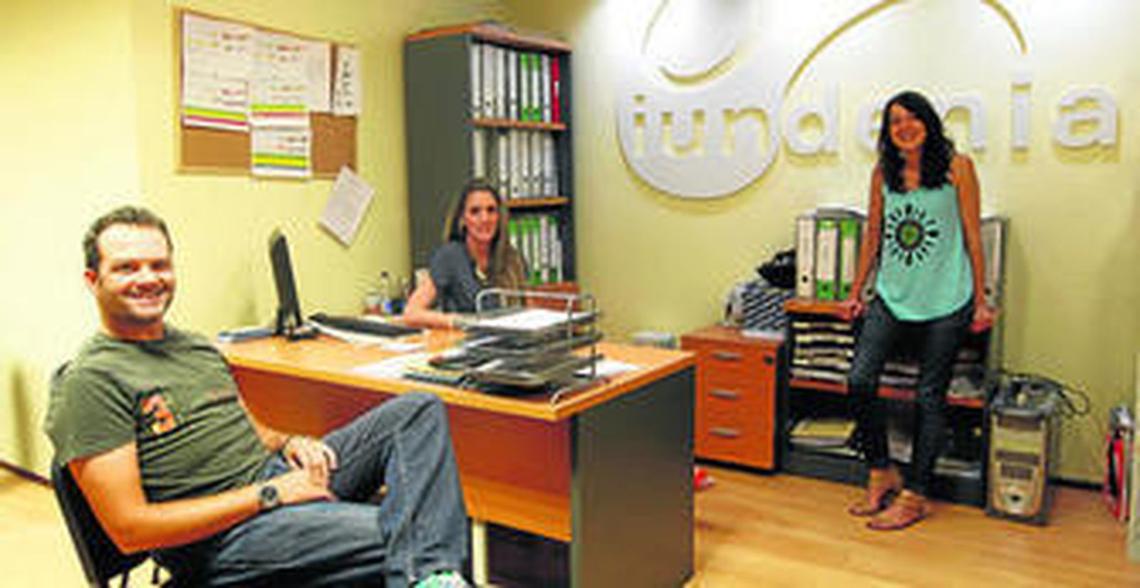Eduardo García posa junto a dos trabajadoras en las instalaciones de Iundenia situadas en la calle Manolé 49 de la capital.