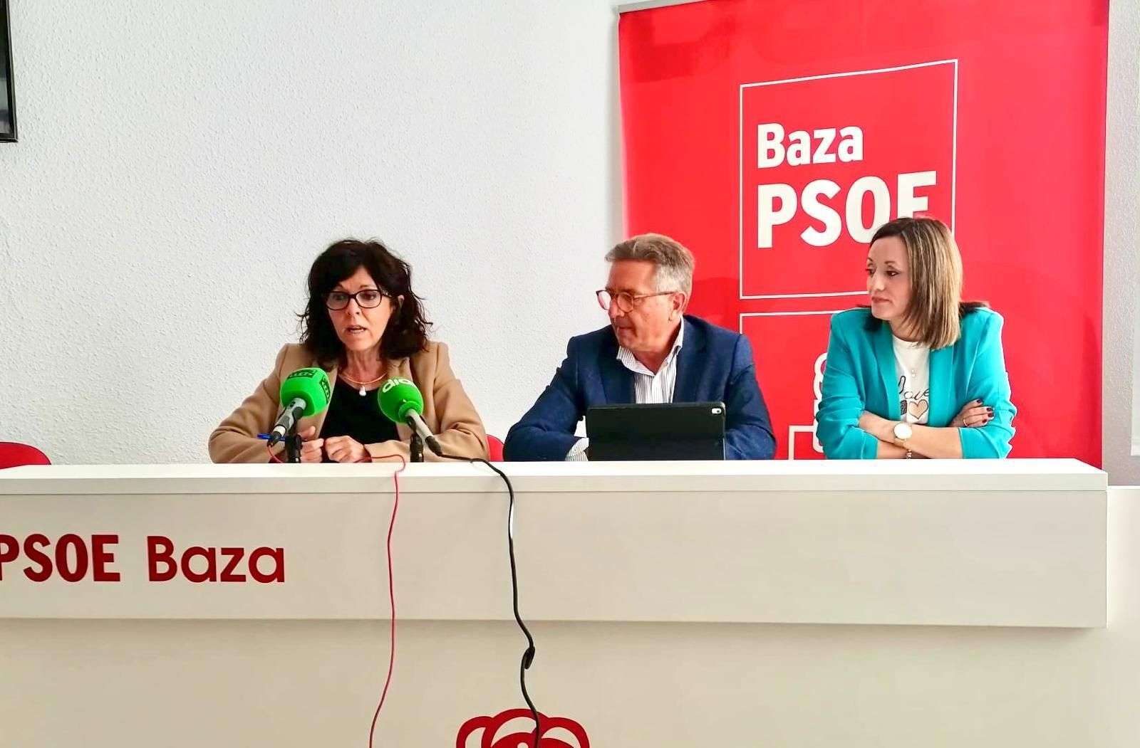 La parlamentaria andaluza María Ángeles Prieto y del secretario general del PSOE de Baza, Manuel Gavilán