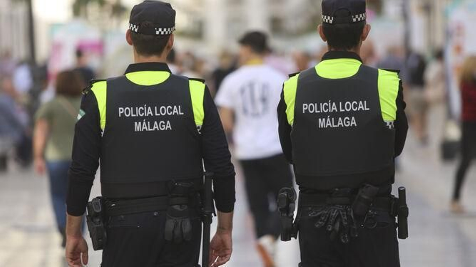 Dos policías locales en Málaga. Dos policías locales en Málaga.