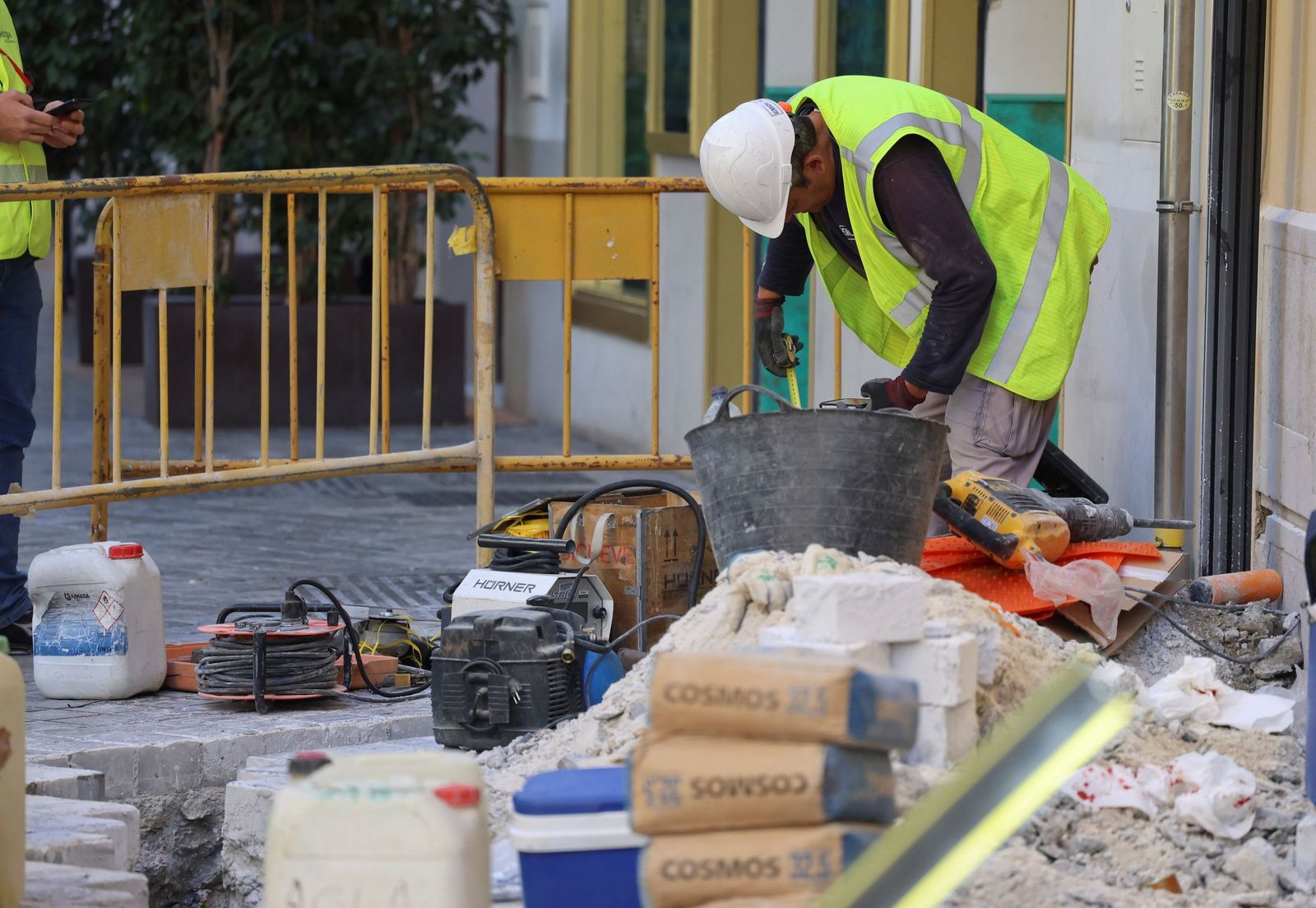 Una persona trabajando en la construcción