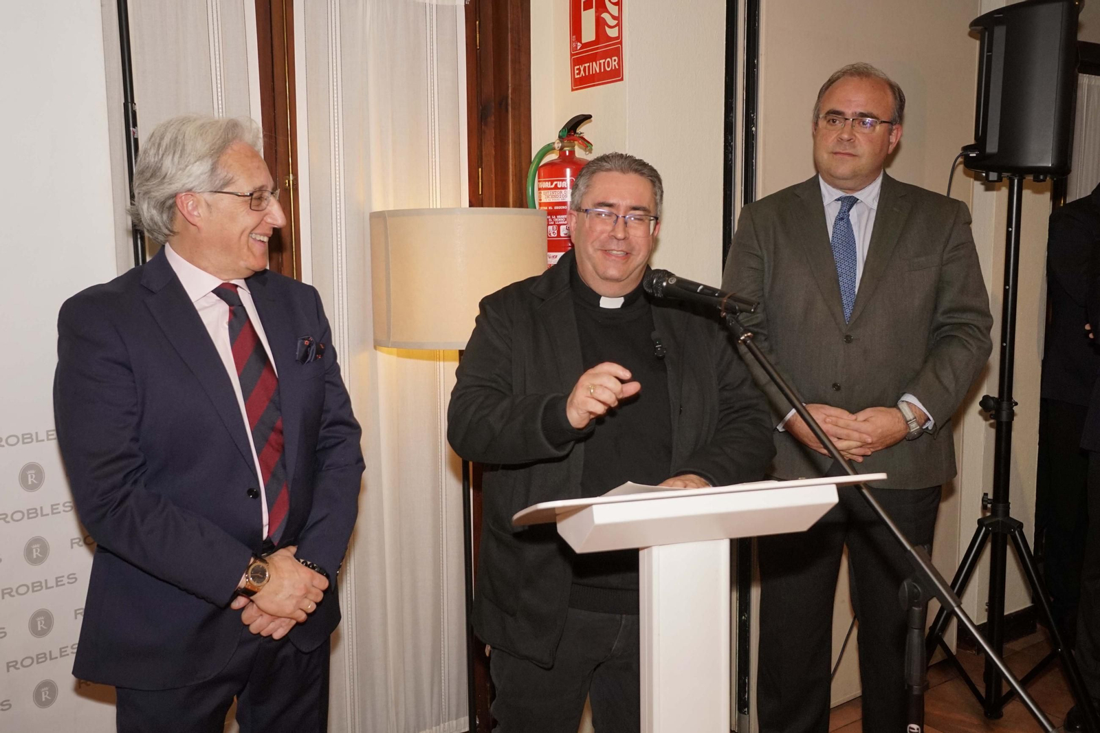 Las imágenes de la entrega de la Cántara de Honor a Laura Gallego en Casa Robles