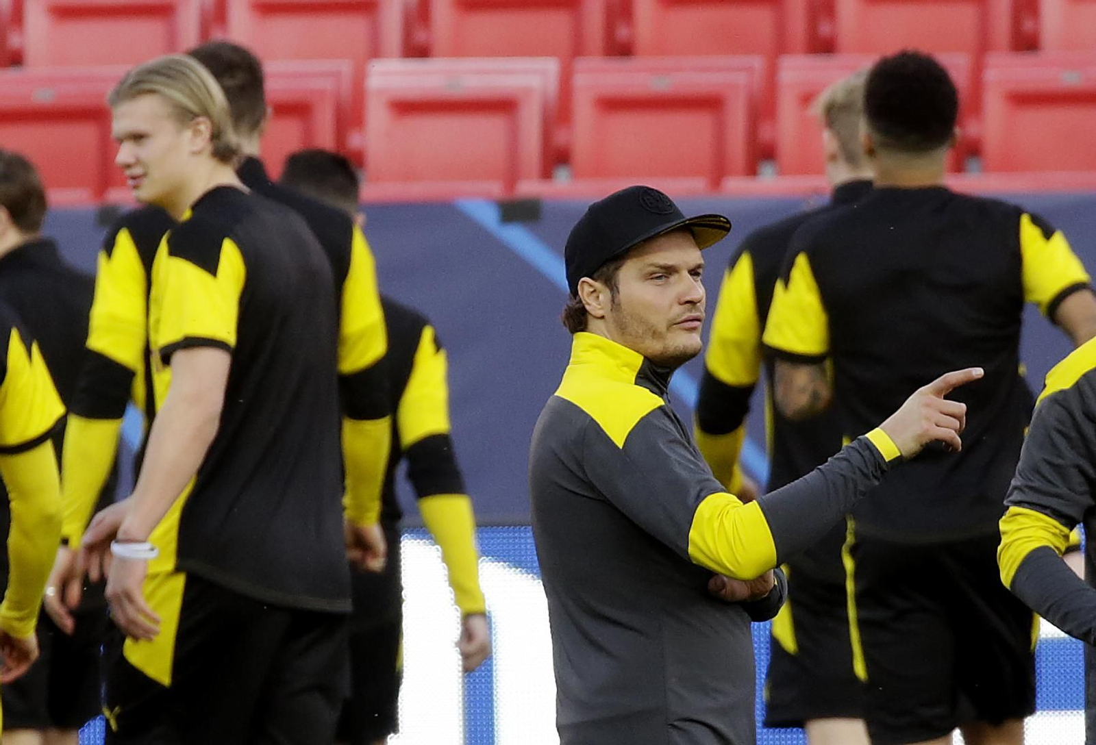 Terzic da instrucciones en el Sánchez-Pizjuán, con Haaland a su izquierda.