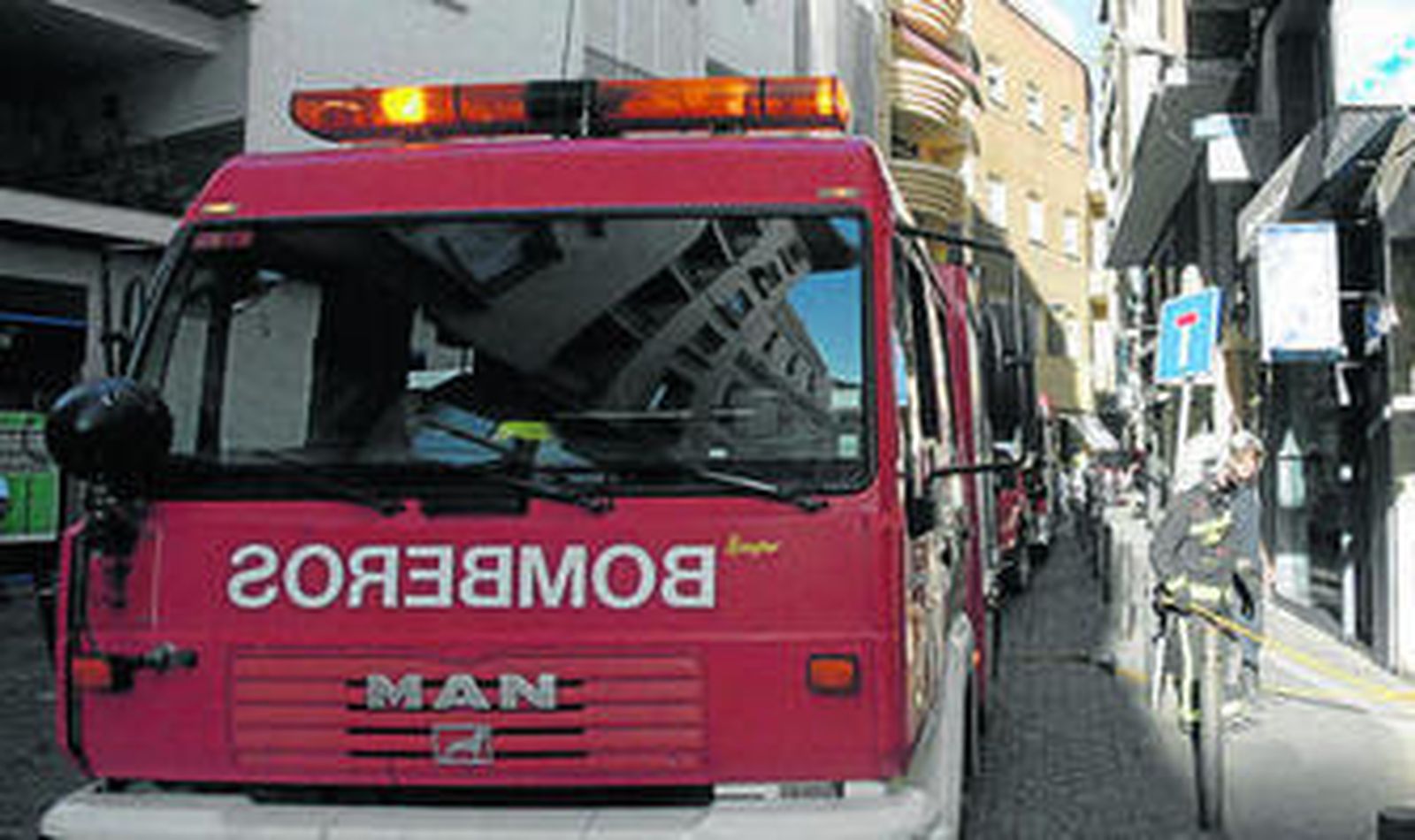 Los bomberos, tras apagar el fuego de la vivienda.