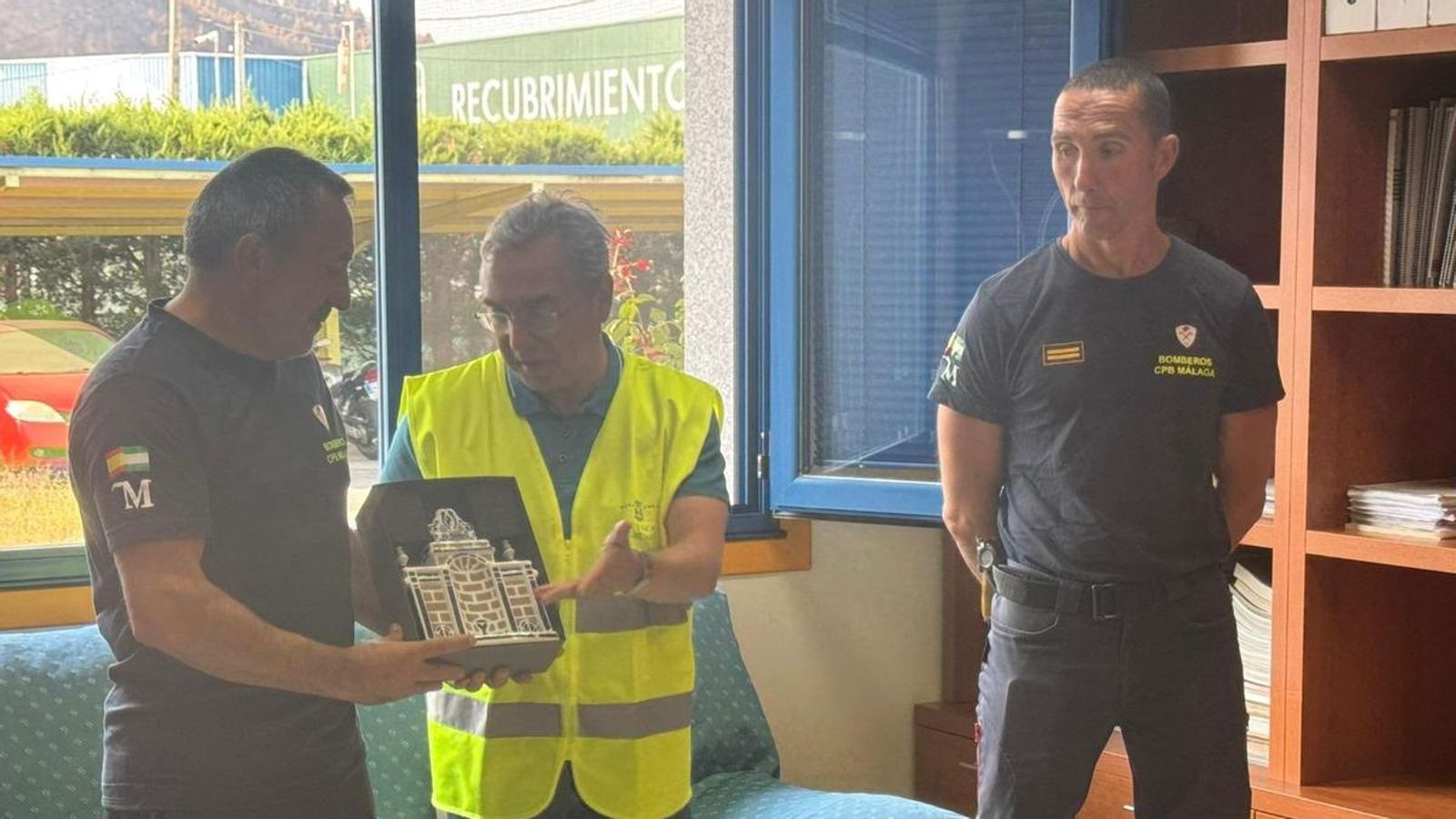 Los bomberos de Málaga junto a el presidente de la Diputación de Ourense, Luis Menor.