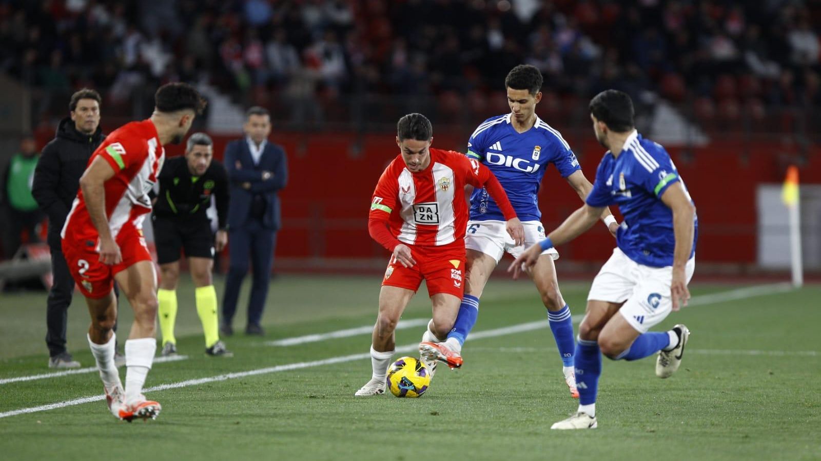 Arribas, muy apagado, intenta zafarse de dos contrarios