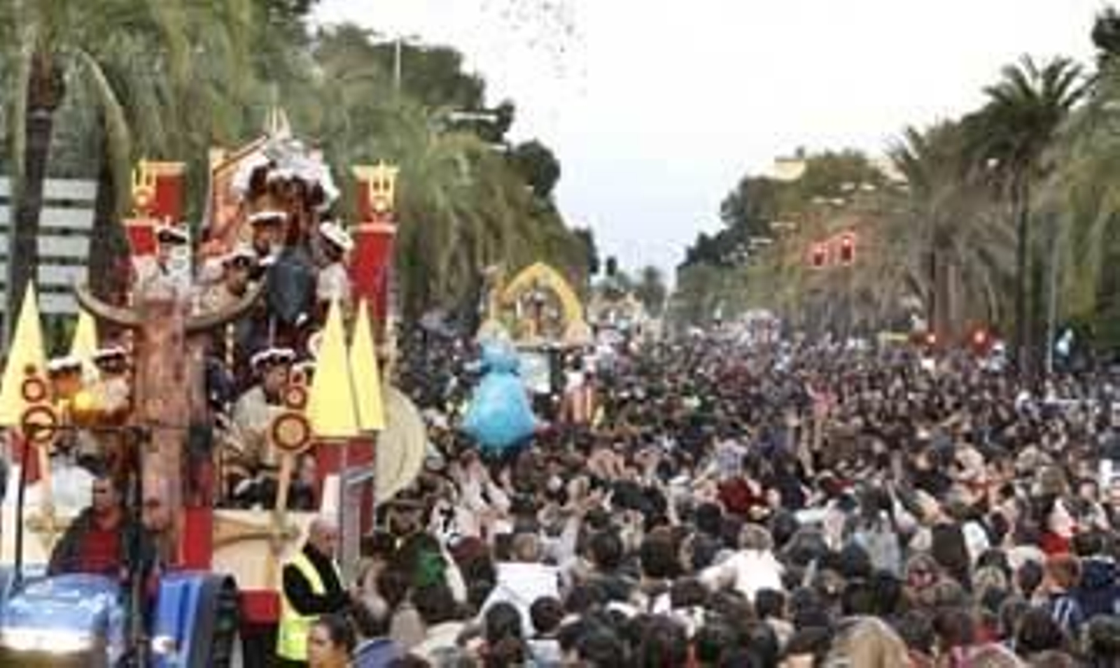 Miles de personas siguen el paso de las carrozas ayer en la avenida Álvaro Domecq. /Pascual