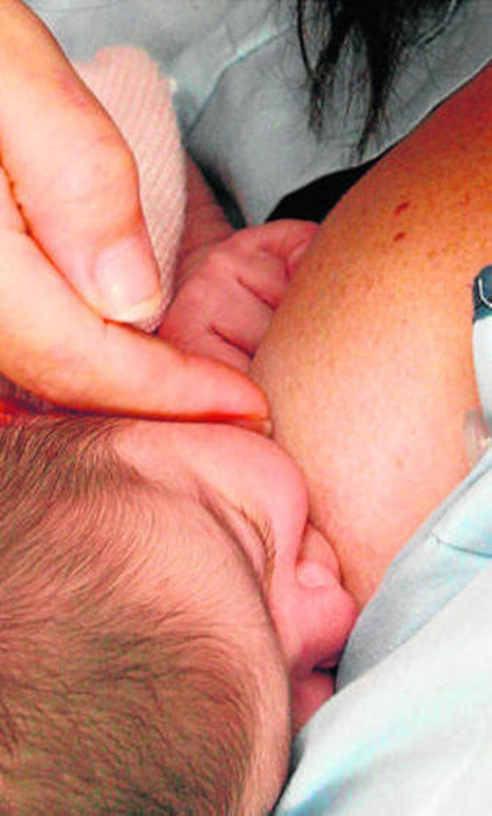 Una madre amamanta a su hijo.