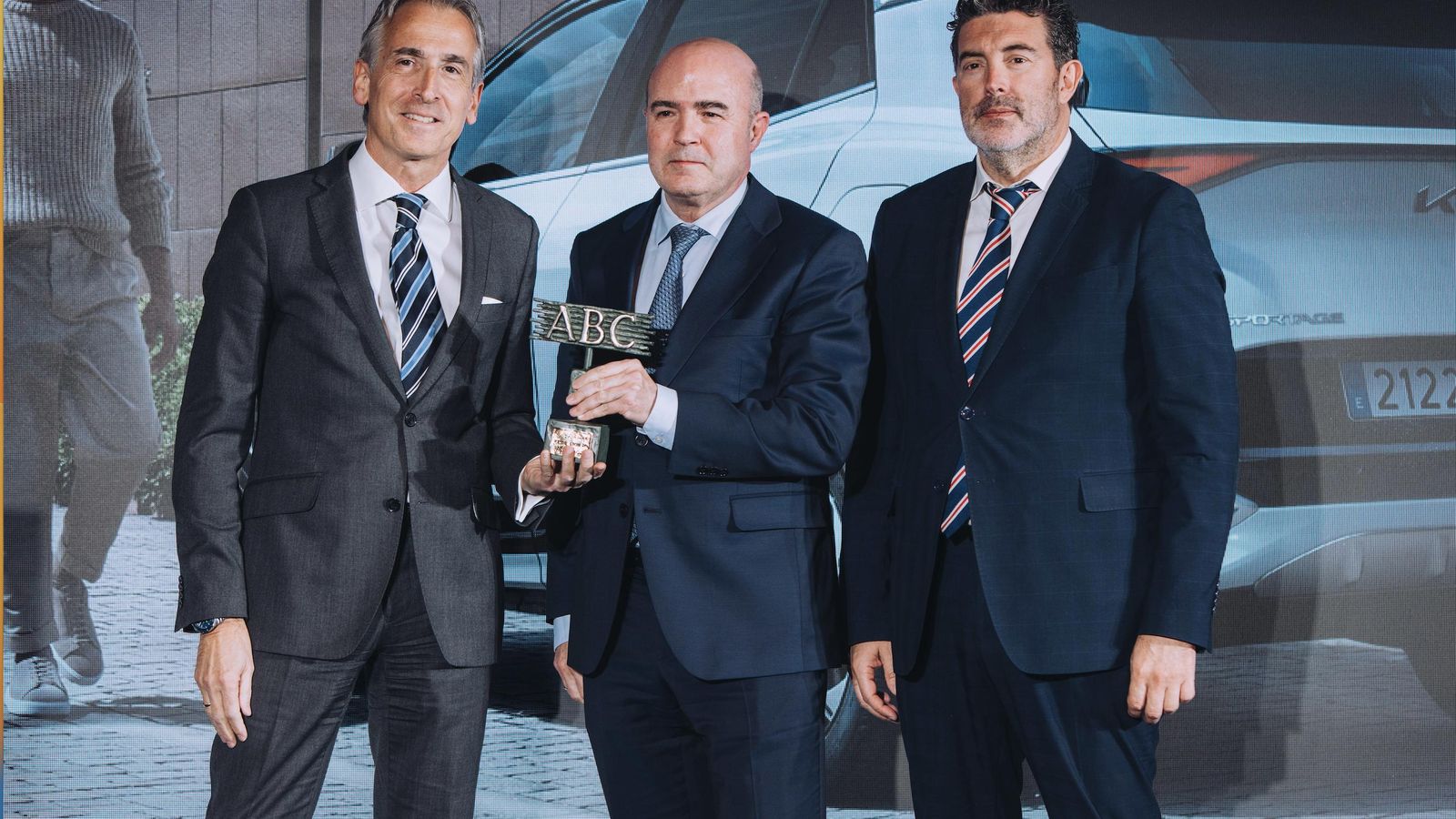 José María López Martínez, nuevo comisionado para el PERTE VEC, entregó a Emilio Herrera, presidente de Kia Iberia, el galardón que acredita al Sportage como “Coche del Año 2023” en presencia de Julián Quirós, director de ABC, diario organizador del premio.