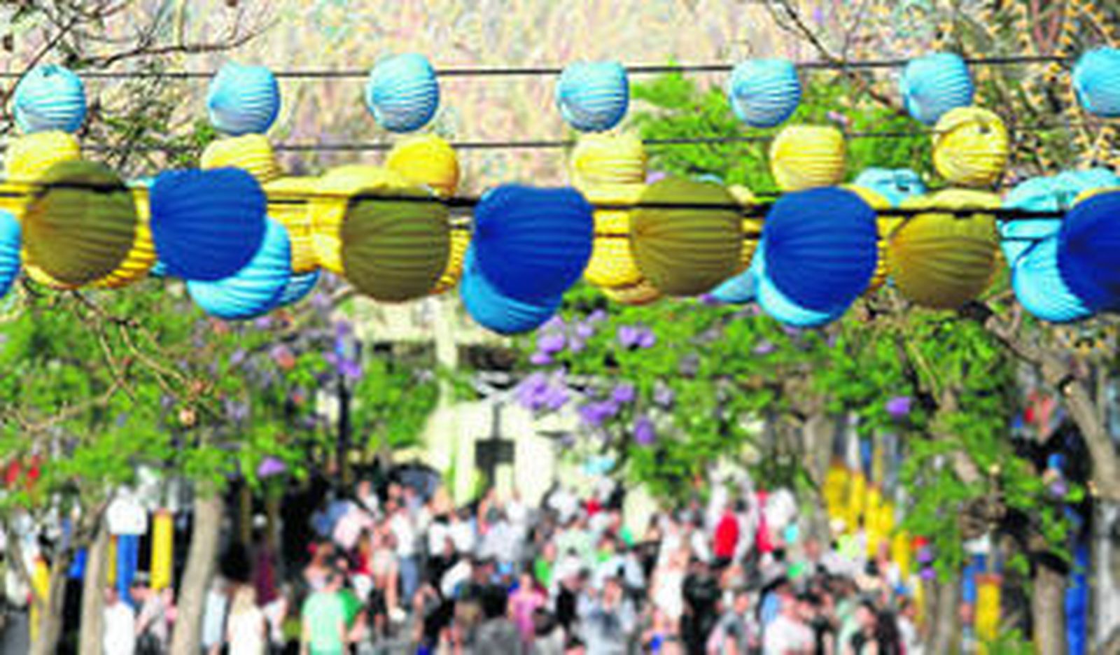 El atardecer reactiva el pulso de un martes con sabor a festivo